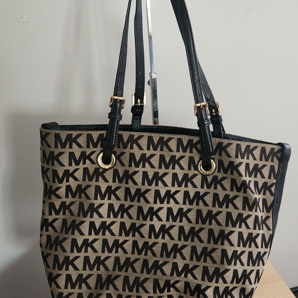 Michael Kors Jet Set Signature Tote bag in black and tan
